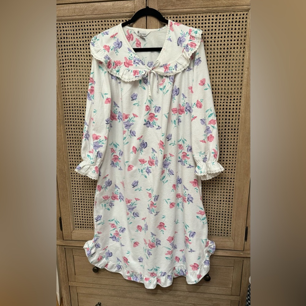 Vintage Floral Flannel Victorian Style// Floral  Nightgown / Size S( 8-10)
